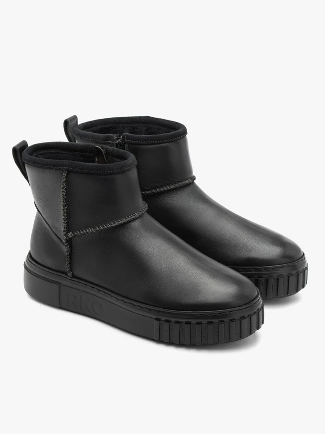 Schwarze kurze Schneestiefel