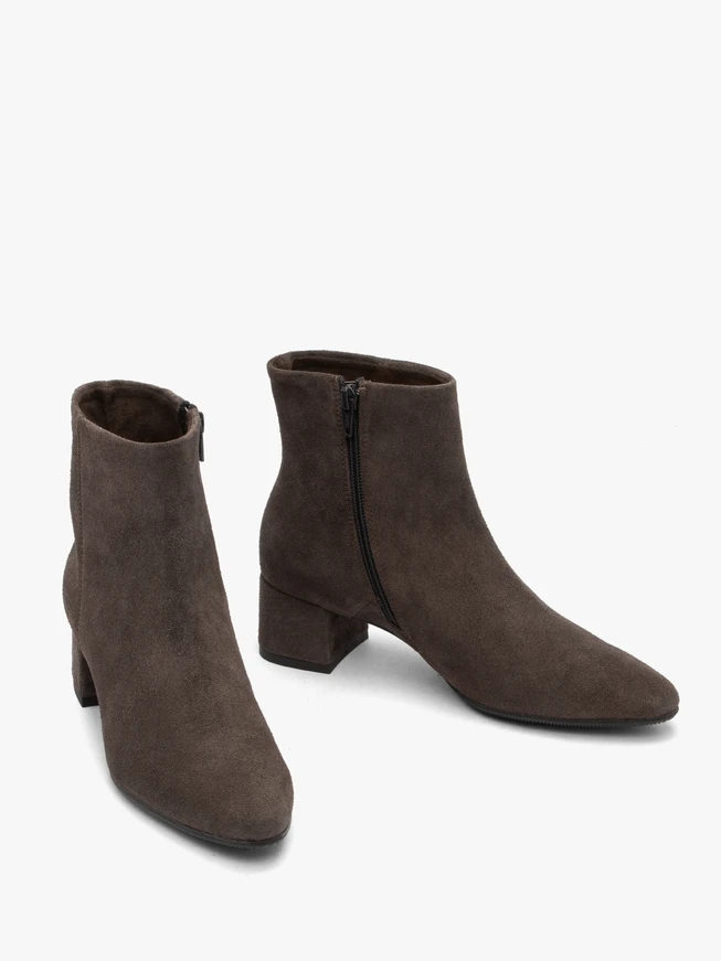 Stöckelschuhe aus grauem Veloursleder