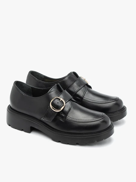 Halbschuhe aus schwarzem Narbenleder
