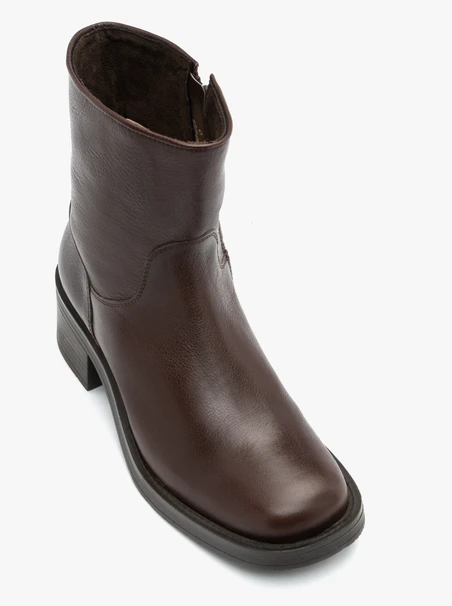 Braun genarbte Lederstiefel