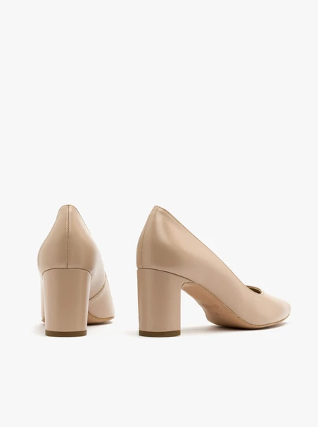 Beigefarbene Pumps mit Stilettoabsatz