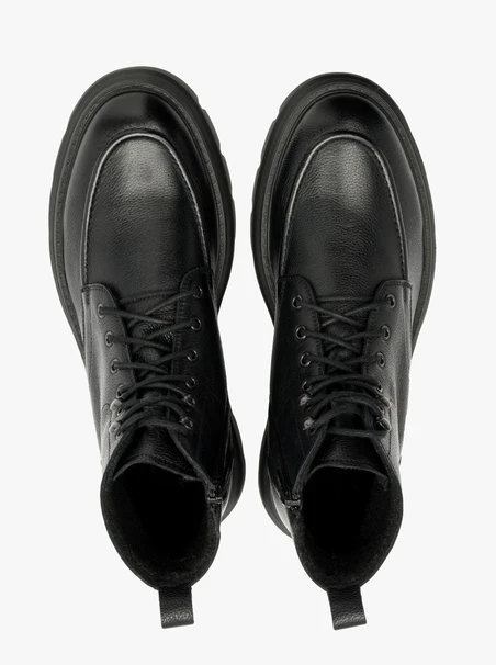 Schwarze Herrenstiefel mit leichter Sohle
