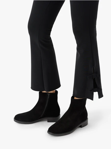 Schwarze flache Veloursstiefel