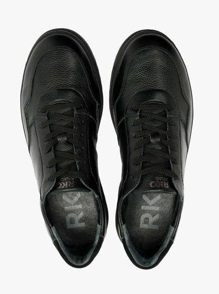 Schwarze halbe Sportschuhe