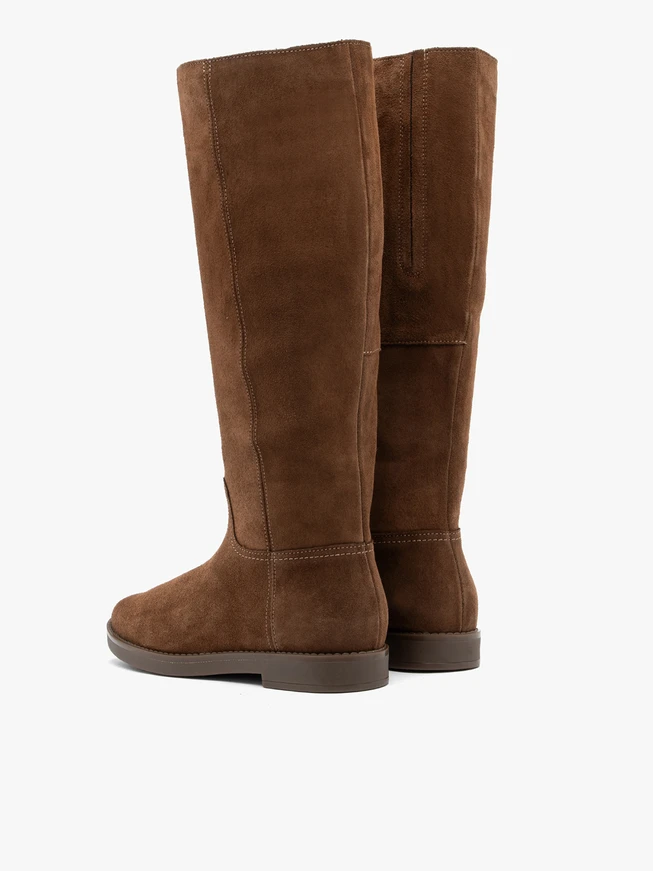 Flache Stiefel aus braunem Veloursleder