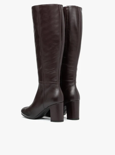 Kastanienbraune Lederstiefel mit Stiletto-Absatz