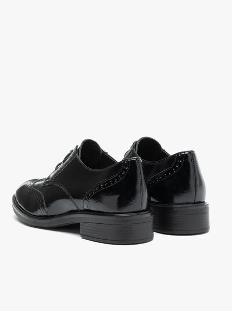 Schwarz lackierte Halbschuhe