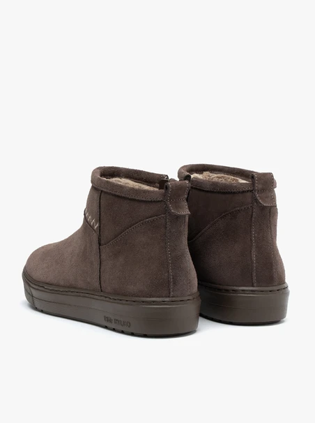 Braune kurze Schneestiefel mit Nähten