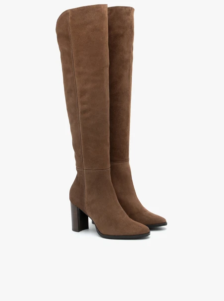 Braune hohe Stiefel aus Veloursleder