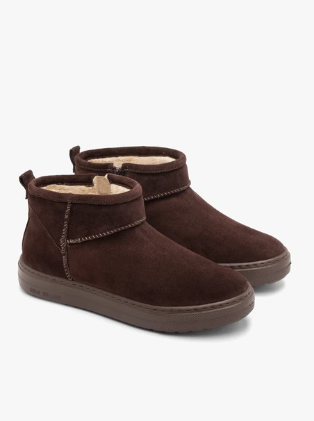 Kastanienbraune kurze Schneestiefel