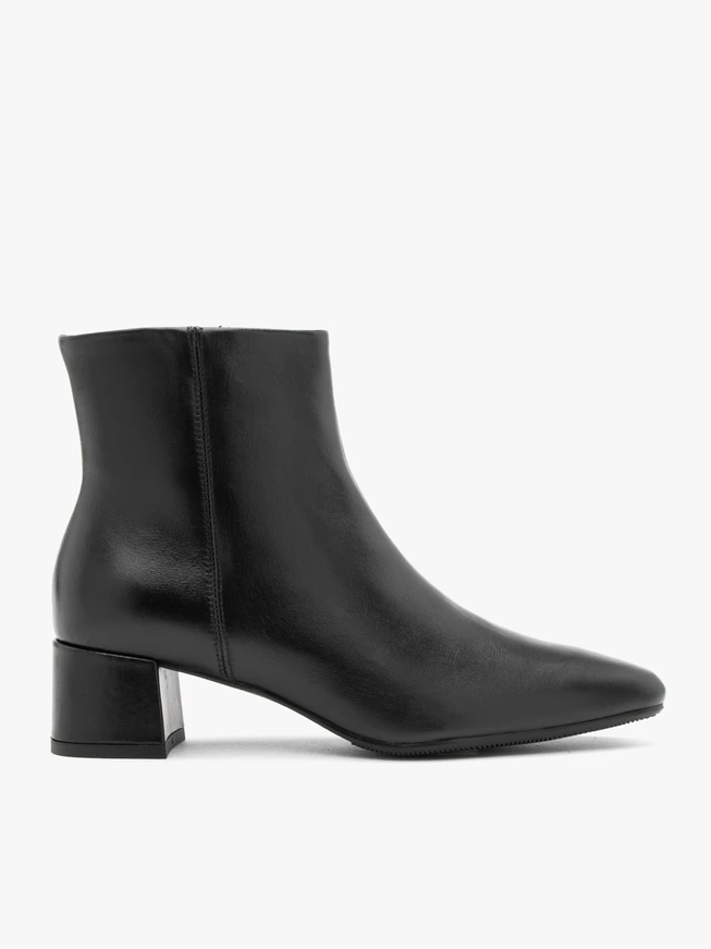 Schwarz genarbte Lederstiefel