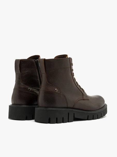 Braune Herrenstiefel mit Traktorschaft
