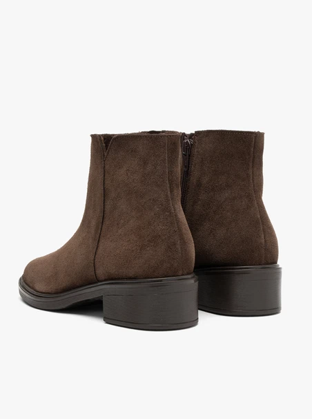 Dunkelbraune Stiefel mit Absatz aus Veloursleder