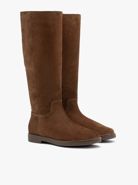 Flache Stiefel aus braunem Veloursleder