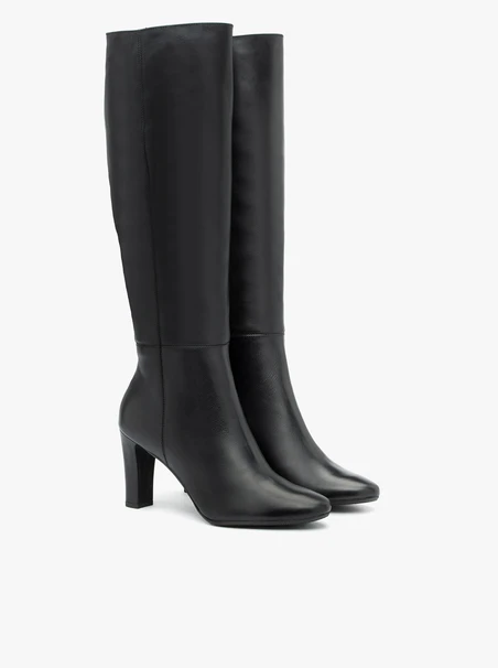 Schwarze hochhackige Stiefel aus genarbtem Leder