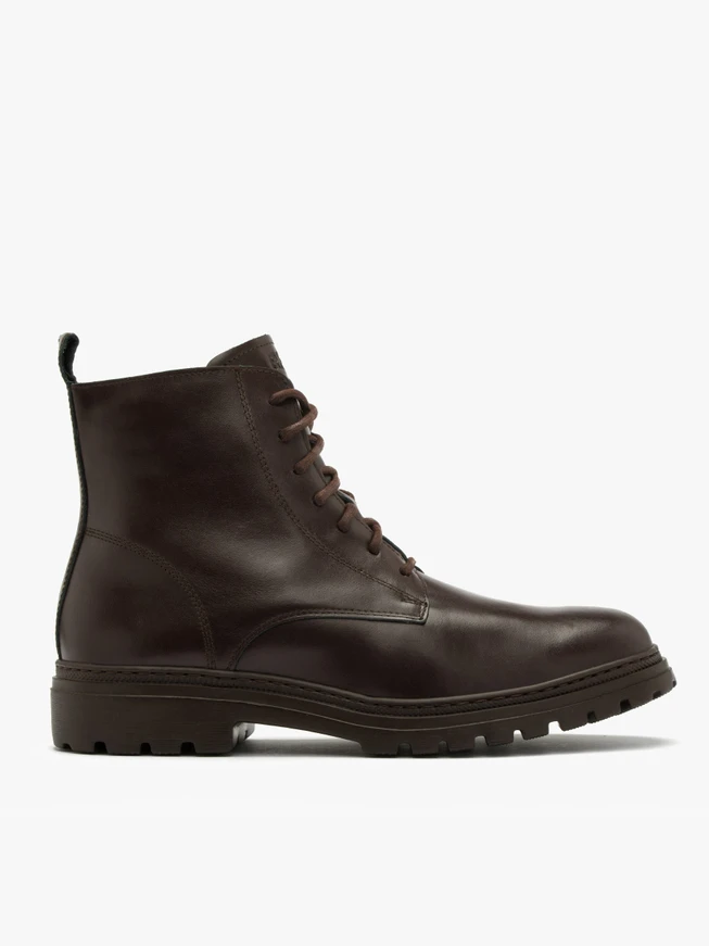 Dunkelbraune Herrenstiefel auf leichter Sohle