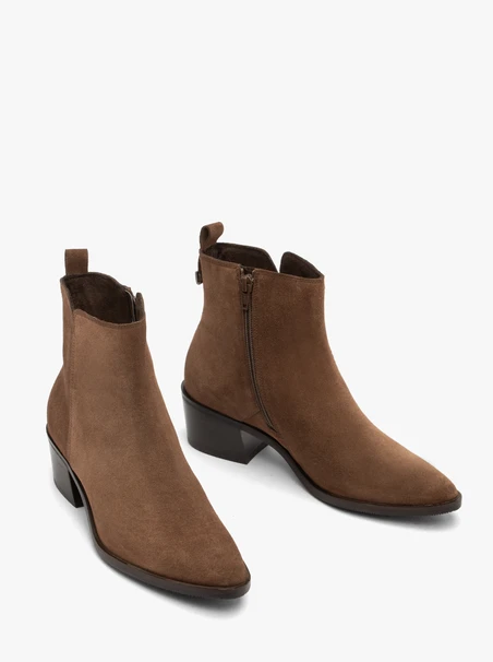 Braune isolierte Velourslederstiefel