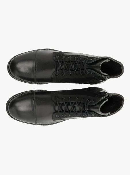 Schwarze Stiefel mit Ziernähten