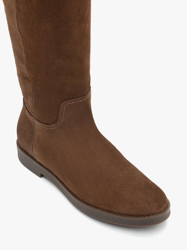 Flache Stiefel aus braunem Veloursleder