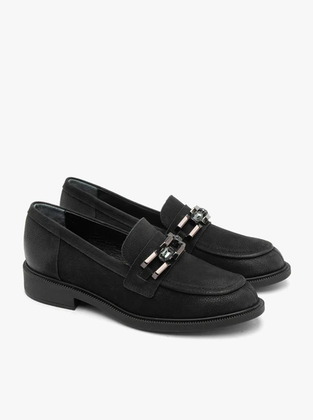 Schwarze elegante Mokassins mit Kette