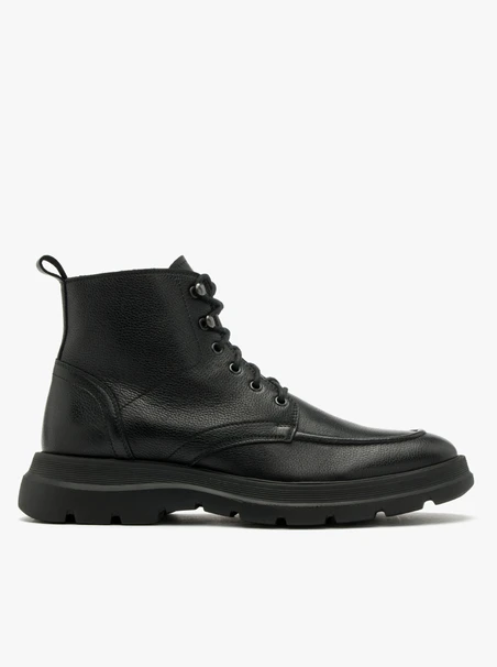 Schwarze Herrenstiefel mit leichter Sohle
