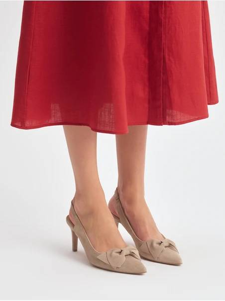 Beigefarbene Slingback-Pumps mit Schleife