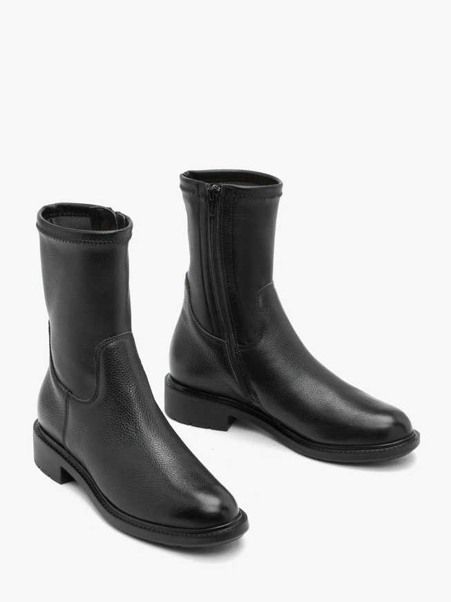 Schwarzer höherer Stiefel mit elastischem Schaft