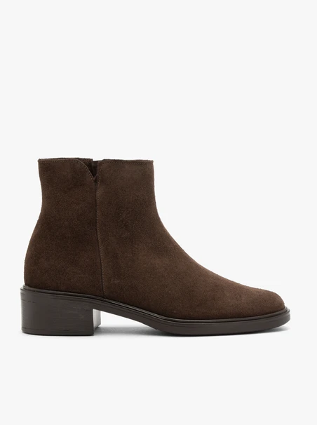 Dunkelbraune Stiefel mit Absatz aus Veloursleder