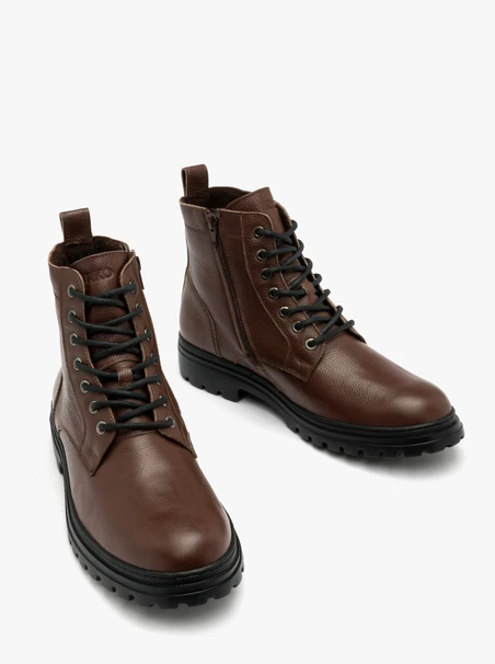 Braune Herrenstiefel auf leichter Sohle