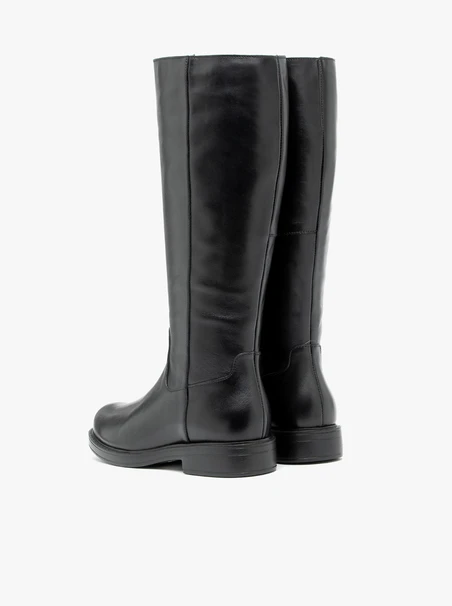 Schwarz genarbte Lederstiefel