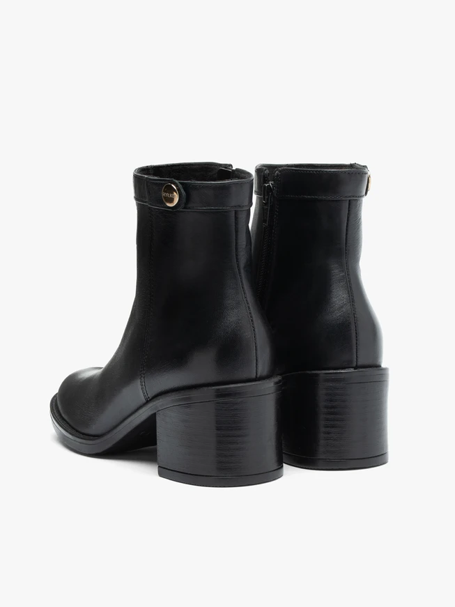 Schwarze Stiefel mit klassischem Absatz