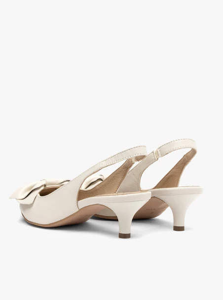 Cremefarbene Damen-Slingback-Pumps auf Entenschnabel