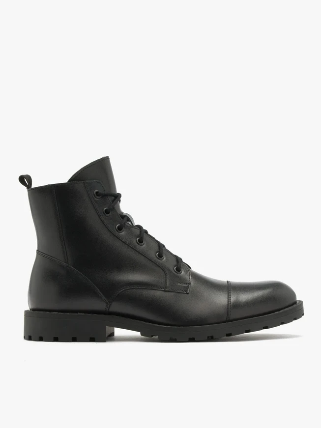 Schwarze Stiefel mit Ziernähten