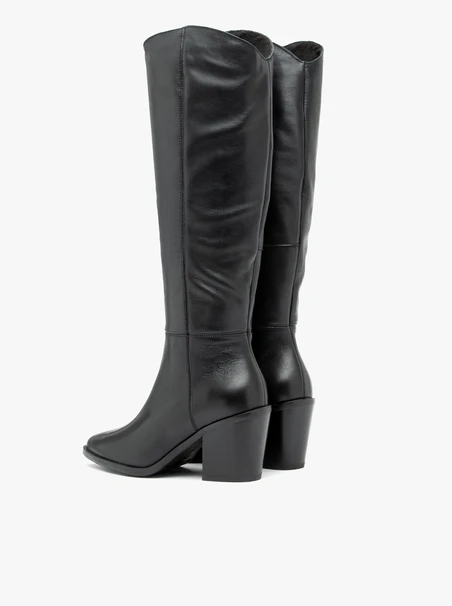 Schwarz genarbte Lederstiefel