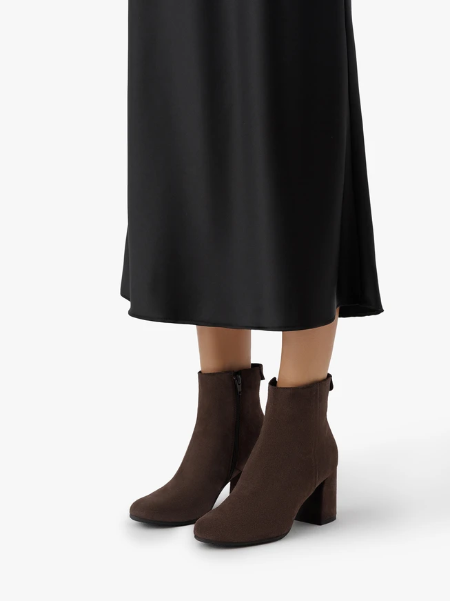 Stöckelschuhe aus braunem Velours