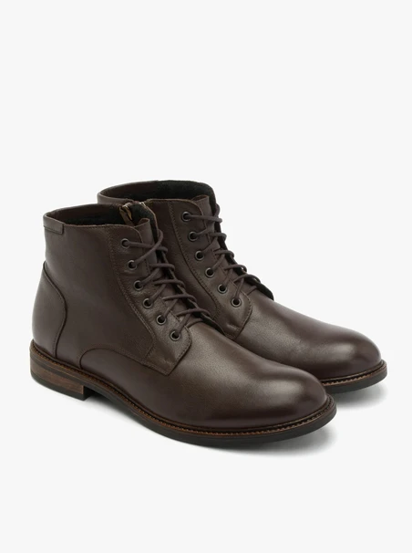 Dunkelbraune Stiefel mit Nähten auf dem Schaft