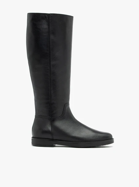 Schwarze flache Lederstiefel