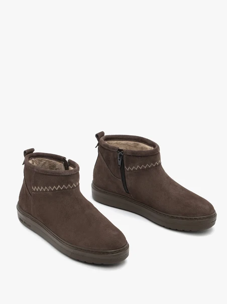 Braune kurze Schneestiefel mit Nähten