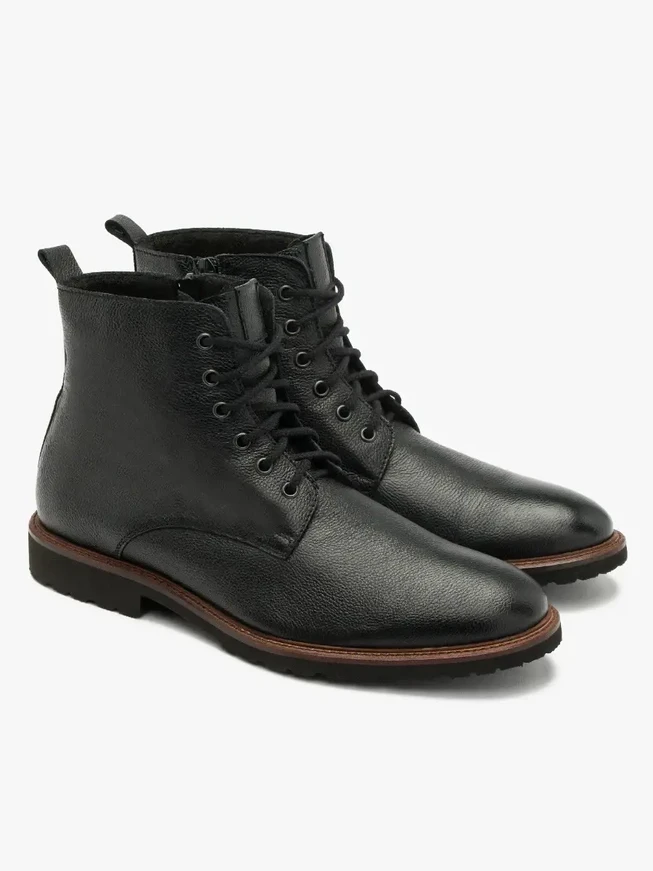 Schwarze Herren-Turnschuhe mit einem dekorativen Saum an der Unterseite