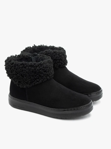 Schwarze Schneestiefel mit Fell