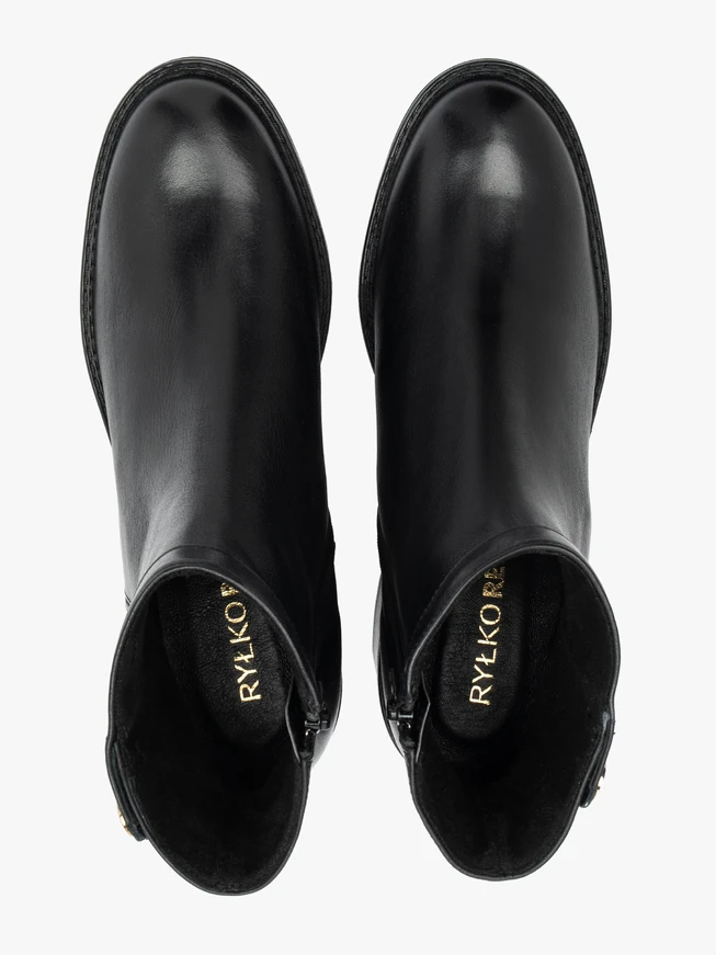 Schwarze Stiefel mit klassischem Absatz