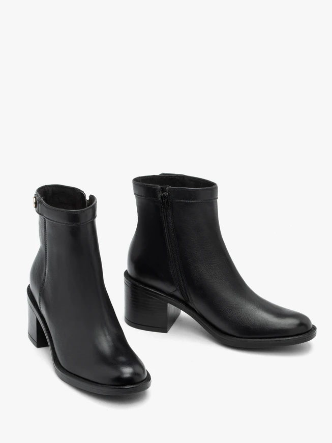 Schwarze Stiefel mit klassischem Absatz