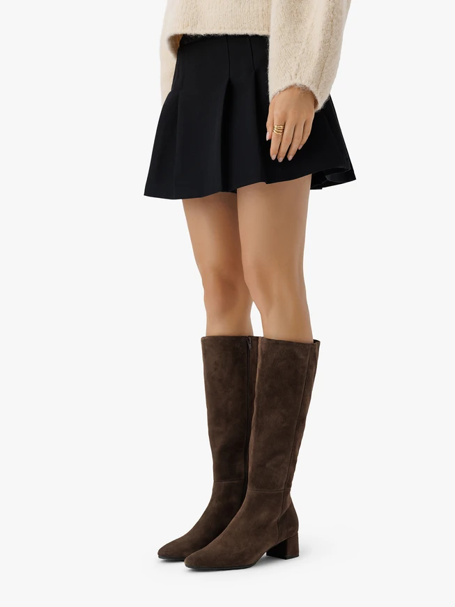 Braune Velourslederstiefel mit Stilettoabsatz
