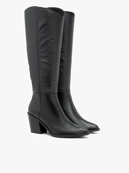Schwarz genarbte Lederstiefel