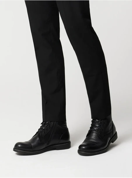 Schwarze Stiefel mit Ziernähten