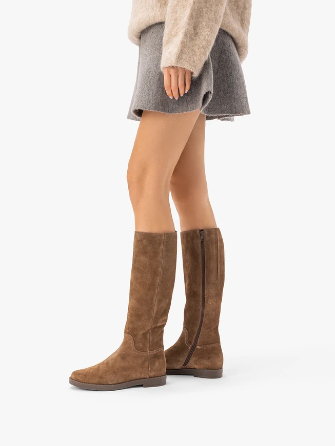 Flache Stiefel aus braunem Veloursleder