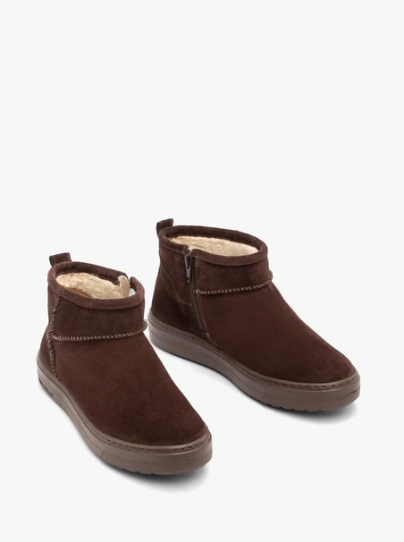Kastanienbraune kurze Schneestiefel