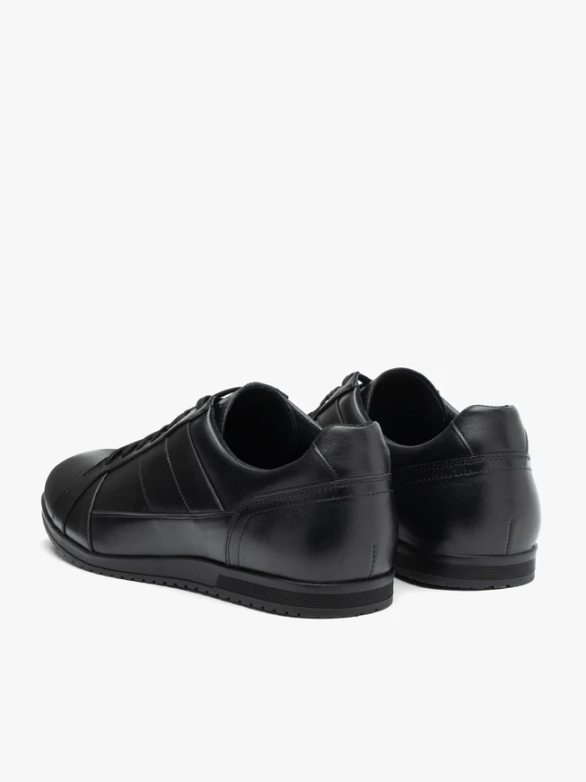 Schwarze lässige Halbschuhe