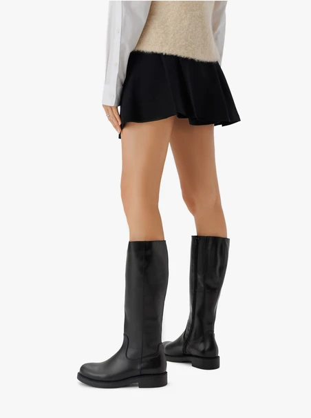 Schwarz genarbte Lederstiefel
