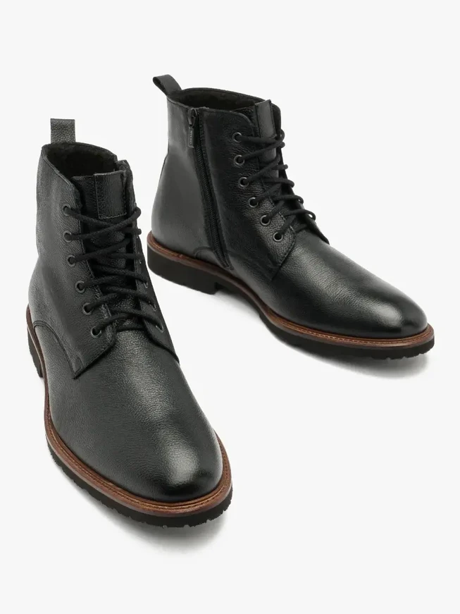 Schwarze Herren-Turnschuhe mit einem dekorativen Saum an der Unterseite